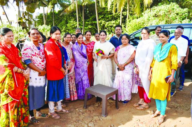 ಸ್ವತಃ ಗ್ರಾಮಕ್ಕೆ ತೆರಳಿ ಅಭಿವೃದ್ಧಿ ಅಗತ್ಯತೆ ಸಮೀಕ್ಷೆ ನಡೆಸಿದ ಸಚಿವೆ ಲಕ್ಷ್ಮೀ ಹೆಬ್ಬಾಳಕರ್ 