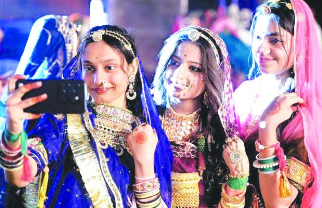 15 ಹಳ್ಳಿಗಳ ಸೊಸೆಯಂದಿರು, ಯುವತಿಯರಿಗೆ 'ಕ್ಯಾಮೆರಾ ಫೋನ್‌' ಬಳಕೆ ನಿಷೇದ 