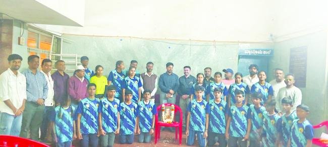 ಧಾರವಾಡದ ಖೇಲೋ ಇಂಡಿಯಾ ತರಬೇತಿ ಕೇಂದ್ರದ ಕ್ರೀಡಾಪಟುಗಳಿಗೆ ಸಮವಸ್ತ್ರ ವಿತರಣೆ