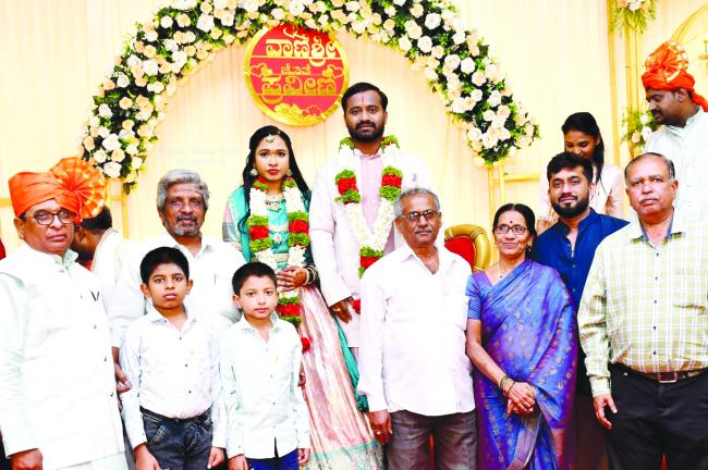 ಸಾಹಿತಿ, ರಂಗ ಕಲಾವಿಧರು, ಕಲಾಬಳಗದ ಅಧ್ಯಕ್ಷ  ಗದಿಗೆಯ್ಯ ವ್ಹಿ. ಹಿರೇಮಠ ಅವರ ಕುಟುಂಭದ ಆರತಕ್ಷತೆ ಕಾರ್ಯಕ್ರಮ 