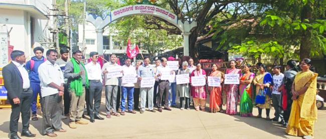 ದಲಿತ ಕುಟುಂಬದ ಮೇಲೆ ಮಾರಣಾಂತಿಕ ಹಲ್ಯೆ ಖಂಡಿಸಿ ಮನವಿ 