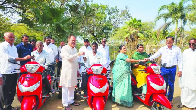 ವಿಕಲಚೇತನರಿಗೆ ತ್ರಿಚಕ್ರ ವಾಹನ ವಿತರಿಸಿದ ಶಾಸಕ ನಾಡಗೌಡ 
