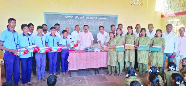ನಂದಿಕುರಳಿ ಗ್ರಾಮದ ಸರ್ಕಾರಿ ಪ್ರೌಢ ಶಾಲೆಯ ಅಡುಗೆ ಸಿಬ್ಬಂದಿಗೆ ಸಮವಸ್ತ್ರ ಹಾಗೂ ವಿದ್ಯಾರ್ಥಿಗಳಿಗೆ ಶೂ ವಿತರಿಣೆ