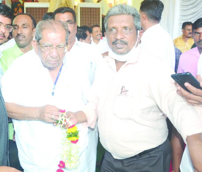 ಡಾ ಶಾಮನೂರು ಶಿವಶಂಕರ​‍್ಪನವರು ಲಿಂಗೈಕ್ಯರಾಗಿದ್ದಕ್ಕೆ ,  ಗ್ರಂಥಪಾಲಕ ಡಾ. ಸುರೇಶ ಡಿ. ಹೊರಕೇರಿ, ಅವರು  ತೀವ್ರ ಸಂತಾಪ 