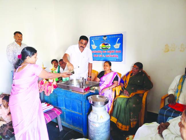 ನೂತನ ಮಹಿಳಾ ಹಾಲು ಉತ್ಪಾದಕರ ಸಹಕಾರ ಸಂಘ ಉದ್ಘಾಟಿಸಿದ ವಕೀಲರಾದ ಪ್ರಕಾಶ್ ಬನ್ನಿಹಟ್ಟಿ  