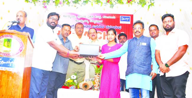 ಸಮೀರವಾಡಿ ಸಕ್ಕರೆ ಕಾರ್ಖಾನೆಯ ಹೆಲ್ಪ್‌- ಎ- ಚೈಲ್ಡ್‌ ಸ್ಕಾಲರ್ಶಿಪ್ ಕಾರ್ಯಕ್ರಮ 