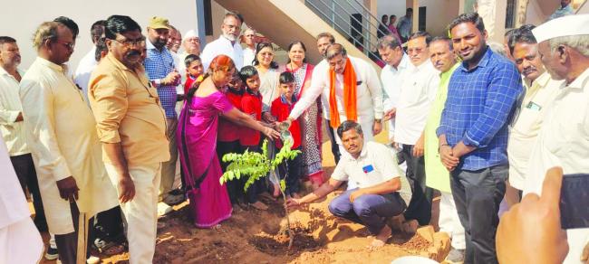 ಮಾಜಿ ಪ್ರಧಾನಿ ವಾಜಪೇಯಿ ಜನ್ಮದಿನಾಚರಣೆ: ನೋಟ್‌ಬುಕ್ ವಿತರಣೆ 