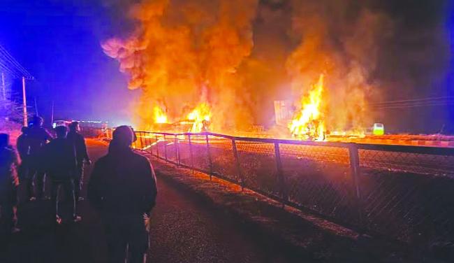 ಖಾಸಗಿ ಬಸ್‌ಗೆ ಲಾರಿ ಡಿಕ್ಕಿ: ಹೊತ್ತಿ ಉರಿದ ಬಸ್​ 9 ಜನರ  ಸಜೀವ ದಹನ, ಹಲವರಿಗೆ ಗಂಭೀರ ಗಾಯ,