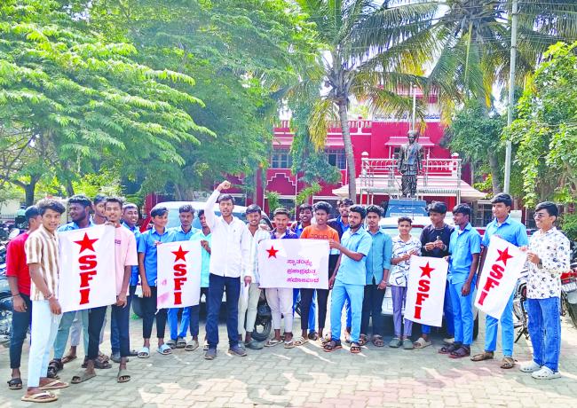  ಮರ್ಯಾದಾ ಹತ್ಯೆ ವಿರುದ್ಧ ಕಠಿಣ ಕಾಯ್ದೆ ರೂಪಿಸಲು ಆಗ್ರಹ - ಬಸವರಾಜ ಎಸ್ ತಹಶಿಲ್ದಾರರ ಕಚೇರಿ ಎದುರು ಎಸ್‌ಎಫ್‌ಐ ಕಾರ್ಯಕರ್ತರ ಪ್ರತಿಭಟನೆ