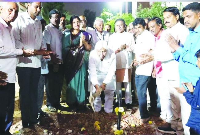  ಸಿಸಿ ಚರಂಡಿ ನಿರ್ಮಾಣ ಕಾಮಗಾರಿಗೆ ಸಚಿವ ಎಚ್‌.ಕೆ.ಪಾಟೀಲ ಅವರಿಂದ ಭೂಮಿ ಪೂಜೆ 