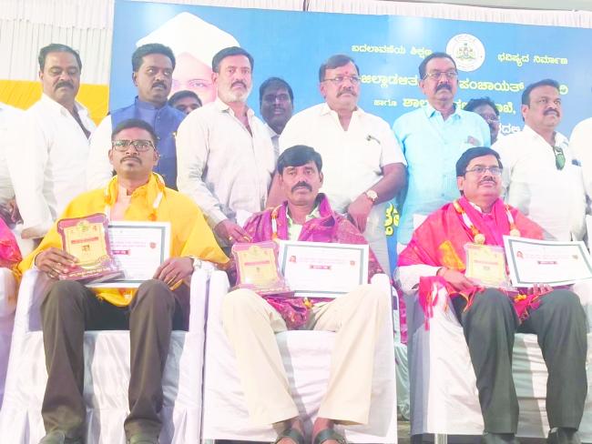 ಮು.ಗು ಹೊಸಗೇರ​‍್ಪಗೆ ಜಿಲ್ಲಾ ಮಟ್ಟದ ಉತ್ತಮ ಶಿಕ್ಷಕ ಪ್ರಶಸ್ತಿ ಪುರಸ್ಕಾರ