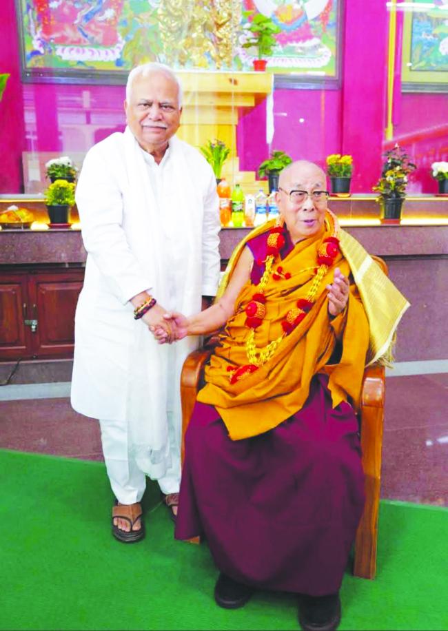 ಟಿಬೆಟ್ ಕ್ಯಾಂಪಿನಲ್ಲಿ ದಲೈ ಲಾಮಾ ಆಶೀರ್ವಾದ ಪಡೆದ ಆರಿ​‍್ವ. ದೇಶಪಾಂಡೆ