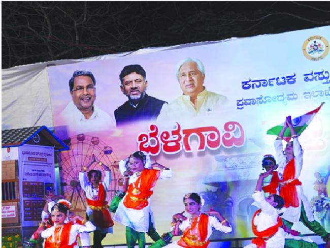 ಸರಸ ವಸ್ತು ಪ್ರದರ್ಶನದಲ್ಲಿ ಡಿವಾನ್ ಮರ್ಸಿ ಶಾಲೆಯ ವಿದ್ಯಾರ್ಥಿಗಳ ನೃತ್ಯ ಪ್ರದರ್ಶನ 