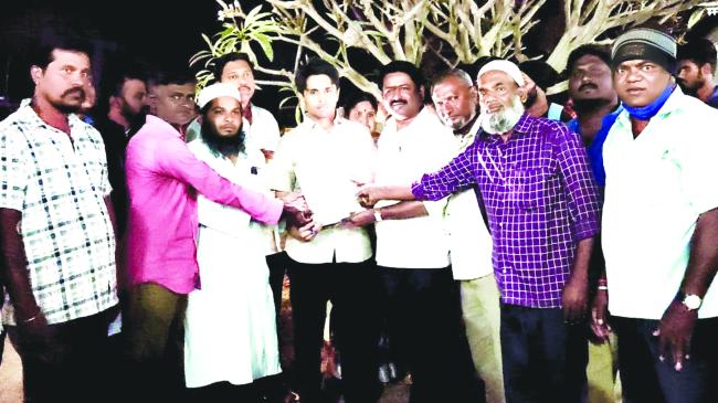 ರಸ್ತೆ ಸಂಪರ್ಕ. ಒಳಚರಂಡಿ ಕನೆಕ್ಷನ್ ಮತ್ತು ಮೂಲಭೂತ ಸೌಲಭ್ಯ ಕಲ್ಪಿಸಲು ಆಗ್ರಹಿಸಿ ಮನವಿ ಸಲ್ಲಿಕೆಹೊಂಬಳನಾಕಾ ಜನತಾ ಕಾಲೋನಿಗೆ 40 ವರ್ಷಗಳಿಂದ ಅನ್ಯಾಯ : ಕೃಷ್ಣಾ ಹಡಪದ ಆಕ್ರೋಶ  