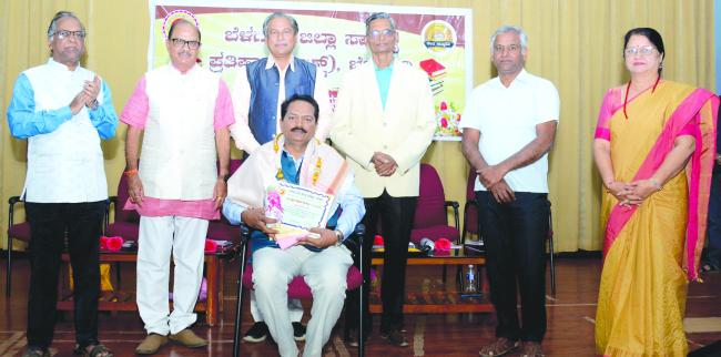 ನಾಗೇಶ್ ಜೆ. ನಾಯಕ ಅವರಿಗೆ ಸಿರಿಗನ್ನಡ ಪುಸ್ತಕ ಪ್ರಶಸ್ತಿ ಪ್ರದಾನ 