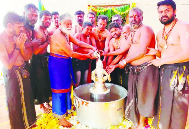 ಅಮ್ಮಿನಬಾವಿ : ಶ್ರೀಅಯ್ಯಪ್ಪಸ್ವಾಮಿಗೆ ಕ್ಷೀರಾಭಿಷೇಕ ಮಹಾಪೂಜೆ 