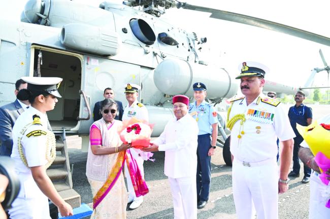 ಸೀಬರ್ಡ ನೌಕಾನೆಲೆಗೆ ಆಗಮಿಸಿದ ರಾಷ್ಟ್ರಪತಿ ದ್ರೌಪದಿ ಮುರ್ಮು: ಸಬ್ ಮೇರಿನ್ ನಲ್ಲಿ ಪ್ರಯಾಣಿಸಿದ 2 ನೇ ರಾಷ್ಟಪತಿ ಎಂಬ ದಾಖಲೆ