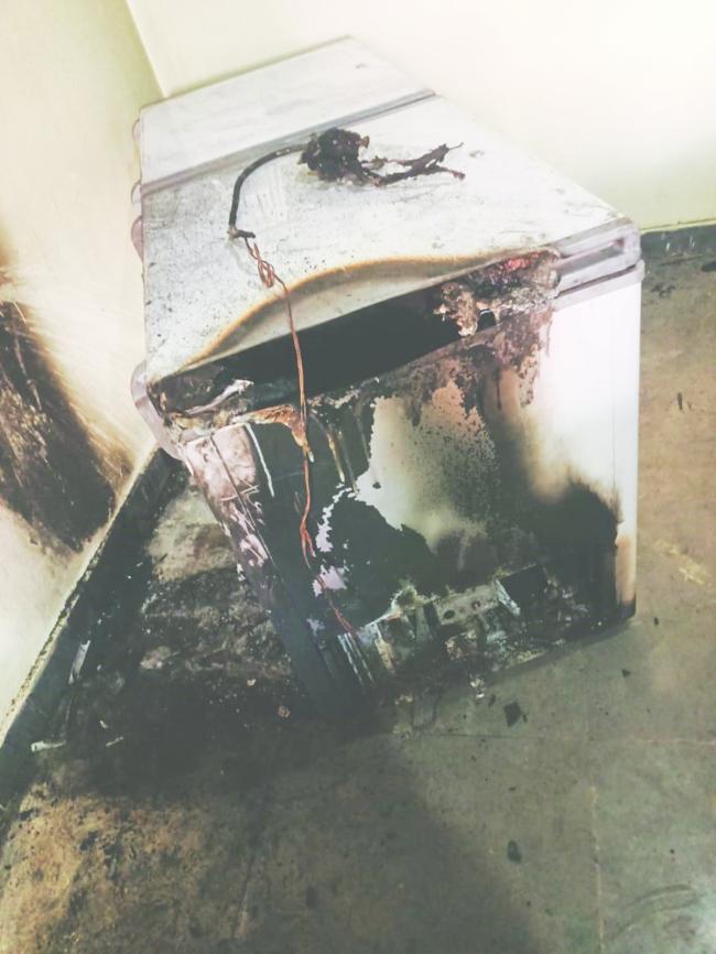 ಐಸ್‌ಕ್ರೀಮ್ ಅಂಗಡಿಗೆ ಬೆಂಕಿ ಅಪಾರ ಹಾನಿ 