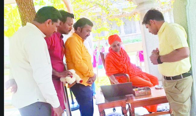 ಅಜ್ಜನ ಜಾತ್ರೆಗೆ ಬಾ ಇಲ್ಲಿ ಗೀತೆ ಅಭಿನವ ಶ್ರೀಗಳಿಂದ ಬಿಡುಗಡೆ 