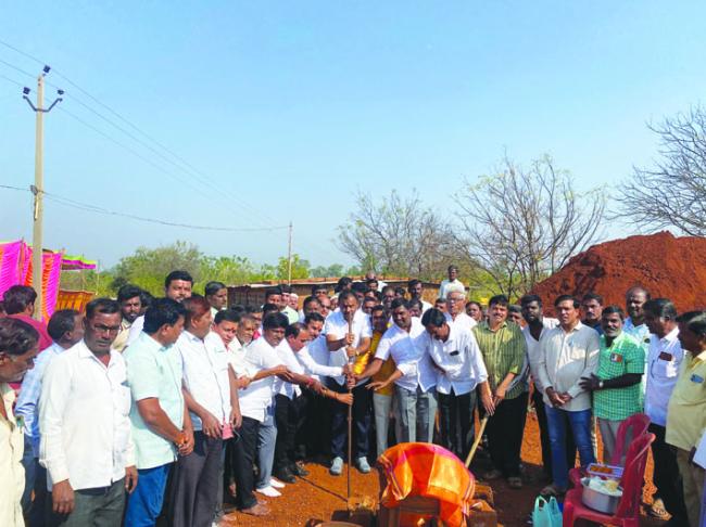 17 ಕೋಟಿ ವೆಚ್ಚದ ಇಂದಿರಾ ಗಾಂಧಿ ಬಾಲಕಿಯರ ವಸತಿ ಶಾಲೆ ಕಟ್ಟಡ ನಿರ್ಮಾಣಕ್ಕೆ ಗುದ್ದಲಿ ಪೂಜೆ 