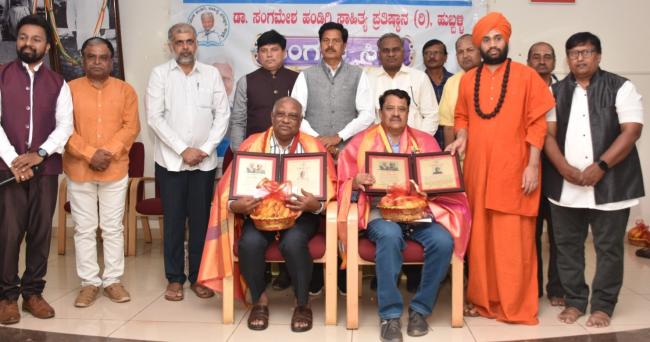 ವಚನಗಳಂತೆ ಬದುಕನ್ನು ರೂಪಿಸಿಕೊಳ್ಳಬೇಕು -ಡಾ.ಬಸವರಾಜ ಸಾದರ  