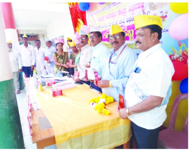 ಸರ್ಕಾರಿ ಮಾದರಿಯ ಹಿರಿಯ ಪ್ರಾಥಮಿಕ ಶಾಲೆಯಲ್ಲಿ ನಡೆದ ಎಫ್‌.ಎಲ್‌.ಎನ್‌.ಕಲಿಕಾ ಹಬ್ಬ ಕಾರ್ಯಕ್ರಮ 