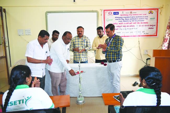 ಕೌಶಲ್ಯವಂತರ ಕಾಲವಿದುಜಿಪಂ ಉಪ ಕಾರ್ಯದರ್ಶಿ ಸಿ.ಆರ್‌. ಮುಂಡರಗಿ ಅಭಿಮತ 30ದಿನಗಳ  ಉನ್ನತಿ ತರಬೇತಿಗೆ ಚಾಲನೆ