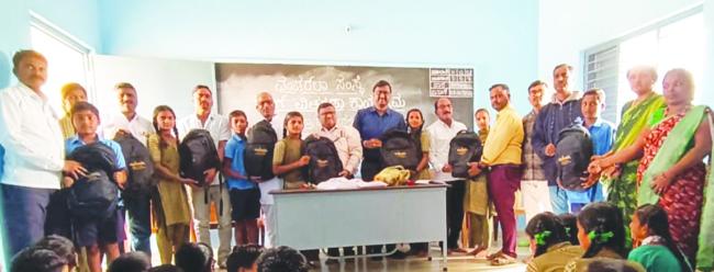 163 ಮಕ್ಕಳಿಗೆ ಪುಸ್ತಕ ಬ್ಯಾಗ್ ಸ್ವೆಟರ್ ವಿತರಣೆ  