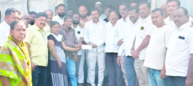 ಕಾರ್ಖಾನೆಗೆ ಬೆಂಕಿ, ಮಾಲೀಕನಿಗೆ 50 ಸಾವಿರ ಚೆಕ್ ನೀಡಿ ಓದಾರ್ಯ ಮೆರೆದ ಸಿದ್ದು ಕೊಣ್ಣೂರ