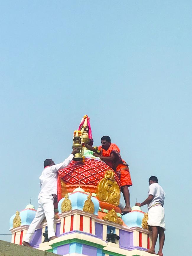 ಶ್ರೀಗವಿಸಿದ್ಧೇಶ್ವರ ಗದ್ದುಗೆಯ ಮೇಲೆ ಶೋಭಾಯಮಾನವಾದ ಪಂಚಕಳಸಗಳು 