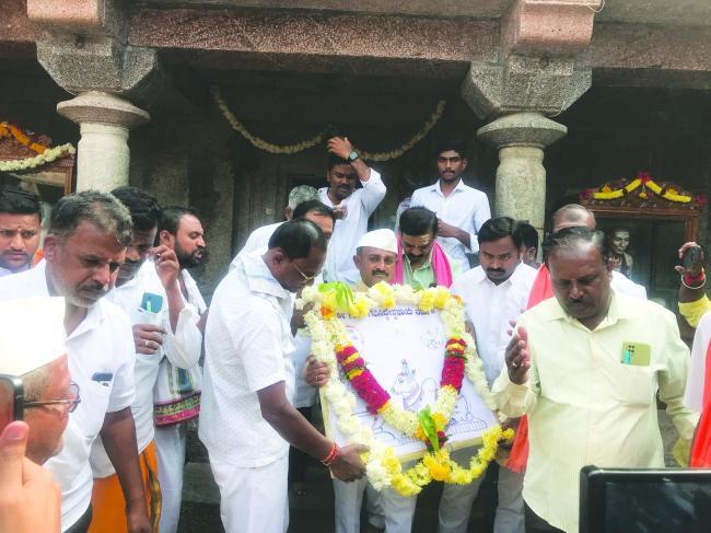 ಬಸವ ಪಟ ಆರೋಹಣ: ಶ್ರೀ ಗವಿಮಠಜಾತ್ರೆಗೆ  ವಿದ್ಯುಕ್ತವಾಗಿ ಚಾಲನೆ 