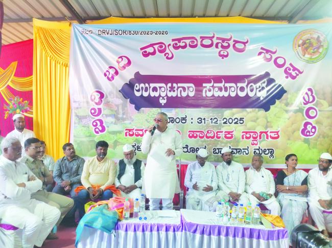 ಬೀದಿ ಬದಿ ವ್ಯಾಪಾರಸ್ಥರಿಗೆ ತಳ್ಳುಗಾಡಿ, ಕೊಡೆ: ಶಾಸಕ ಪಾಟೀಲ