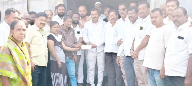 ಕಾರ್ಖಾನೆಗೆ ಬೆಂಕಿ: ಮಾಲೀಕನಿಗೆ ಸಿದ್ದು ಕೊಣ್ಣೂರ 50 ಸಾವಿರ ಚೆಕ್ ವಿತರಣೆ 