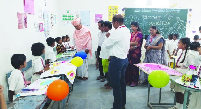 ಪ್ರಾಥಮಿಕ ಮತ್ತು ಪ್ರೌಢ ಶಾಲಾ ಮಕ್ಕಳ ವಿಜ್ಞಾನ ವಸ್ತು ಪ್ರದರ್ಶನ ಪ್ರಭುಸಾರಂಗದೇವ ಶಿವಾಚಾರ್ಯರು ಚಾಲನೆ  