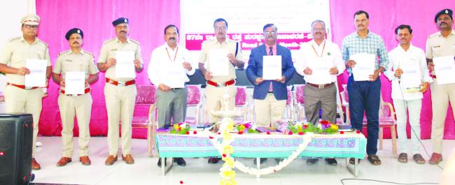 ಜನರು ಎಚ್ಚರಿಕೆಯಿಂದ ವಾಹನ ಚಲಾಯಿಸಬೇಕು- ನ್ಯಾ. ಮಹಾಂತೇಶ ಎಸ್‌. ದರಗದ 