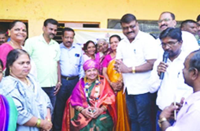 ಗವಿಮಠದ ಮಹಾದಾಸೋಹ: ಹತ್ತರಿಂದ ಹನ್ನೆರಡು ಲಕ್ಷ ಭಕ್ತರಿಗೆ ಮೈಸೂರ್ ಪಾಕ್ ತಯಾರಿಕೆ 