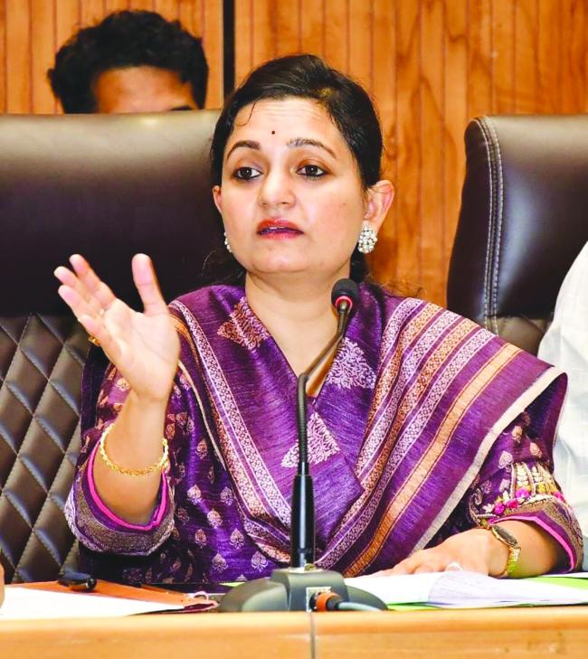  ಜಿಲ್ಲೆಯ ಪ್ರತಿ ಮನೆ, ಕುಟುಂಬಗಳಿಗೆ ತಲುಪುವಂತೆ ಗ್ಯಾರಂಟಿ ಉತ್ಸವವನ್ನು ಅರ್ಥಪೂರ್ಣವಾಗಿ ಆಯೋಜಿಸಬೇಕು: ಜಿಲ್ಲಾಧಿಕಾರಿ  