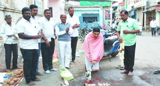 ಸಿಸಿ ರಸ್ತೆ ಕಾಮಗಾರಿಗೆ ಸಿದ್ದಲಿಂಗಶ್ರೀಗಳಿಂದ ಚಾಲನೆ 