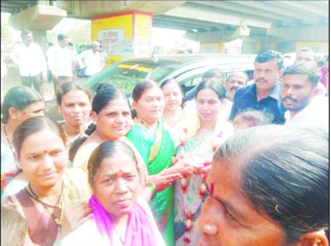 ಸಚಿವೆ ಲಕ್ಷ್ಮೀ ಹೆಬ್ಬಾಳ್ಕರಗೆ ಸನ್ಮಾನಿಸಿದ ಮಹಿಳೆಯರು  