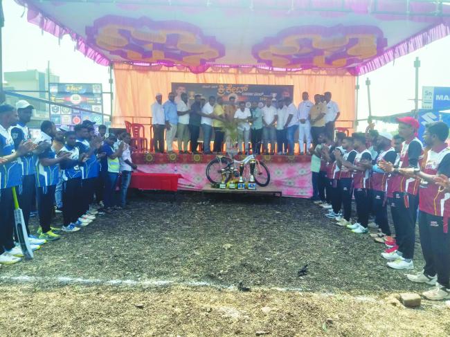 ಕ್ರಿಕೆಟ್ ಧಮಾಕಾ ಪಂದ್ಯಾವಳಿಗೆ ಸಿದ್ದು ಕೊಣ್ಣೂರ ಚಾಲನೆ 