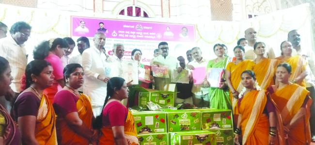 ಮಕ್ಕಳಿಗೆ ಮೊದಲನೇ ತಾಯಿ ಎಂದರೆ ಅಂಗನವಾಡಿ ಶಿಕ್ಷಕರು ಮತ್ತು ಕಾರ್ಯಕರ್ತರು ಮಕ್ಕಳ ಮತ್ತು ದೇಶದ ನಾಡಿನ ಪೂರ್ವ ಪ್ರಾಥಮಿಕ  ಭವಿಷ್ಯ ಅವರ ಮೇಲೆ ನಿಂತಿದೆ: ಪ್ರಕಾಶ್ ಕೋಳಿವಾಡ 