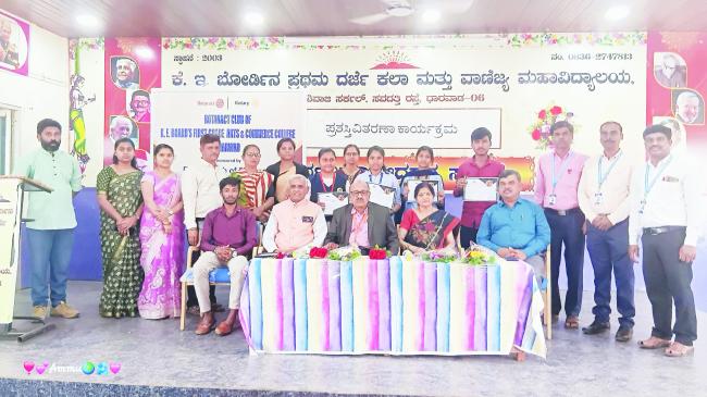 ಪ್ರಬಂಧ ಸ್ಪರ್ಧೆಯಲ್ಲಿ ವಿಜೇತರಾದ ವಿದ್ಯಾರ್ಥಿಗಳಿಗೆ ಪ್ರಶಸ್ತಿ ವಿತರಣೆ 