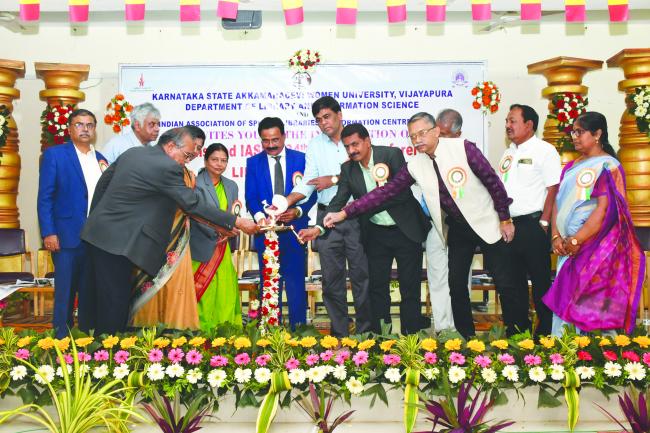 ಗ್ರಂಥಾಲಯ ಮತ್ತು ಮಾಹಿತಿ ವಿಜ್ಞಾನದ ಜ್ವಲಂತ ಸಮಸ್ಯೆಗಳಿಗೆ ತುರ್ತು ಪರಿಹಾರ ಅಗತ್ಯ: ಪ್ರೊ.ಬಿ.ಡಿ.ಕುಂಬಾರ 