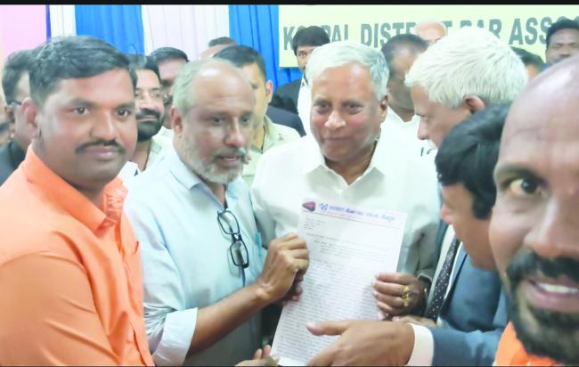 ರೈಲ್ವೆ ಜನಪರ ಹೋರಾಟ ಸಮಿತಿ. ನಗರ ಪೊಲೀಸ್ ಠಾಣೆ ಎದುರಿಗೆ. ಹಸನ್ ರಸ್ತೆಕೊಪ್ಪಳ ಮೂಲಕ ಬೆಂಗಳೂರಿಗೆ ಆರು ರೈಲುಗಳನ್ನು ಮತ್ತು ವಿವಿಧ  ಬೇಡಿಕೆಗಳನ್ನು ಸಚಿವ ವಿ.ಸೋಮಣ್ಣ 