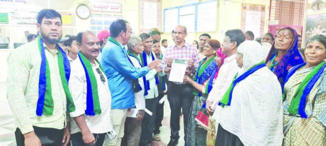 ಬೆಂಗಳೂರಿನ ಕೋಗಿಲೆ ಬಡಾವಣೆಯ ಸಂತ್ರಸ್ತರಿಗೆ ಮನೆಗಳನ್ನು ಹಂಚಿಕೆ ಮಾಡಬೇಕೆಂದು ಆಗ್ರಹಿಸಿ ಮುಖ್ಯಮತ್ರಿಗೆ ಮನವಿ 