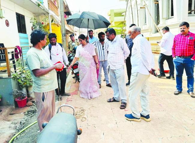 ರಸ್ತೆ ಕಾಮಗಾರಿ ಪರೀಶೀಲಿಸಿದ ಸಚಿವೆ ಲಕ್ಷ್ಮೀ ಹೆಬ್ಬಾಳಕರ್ 