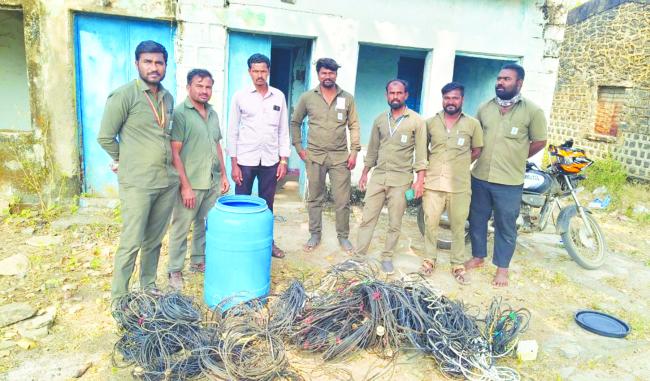 ಅನಧಿಕೃತವಾದ ಮನೆಗಳ ವಿದ್ಯುತ್ ಸಂಪರ್ಕ ಕಡಿತ: ವಸ್ತುಗಳು ವಶ 