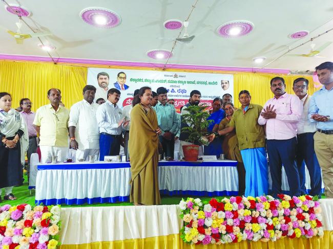 ಪೌರಕಾರ್ಮಿಕರೊಂದಿಗೆ ಸಪಾಯಿ ಕರ್ಮಚಾರಿ ಆಯೋಗದ ಅಧ್ಯಕ್ಷ ಪಿ. ರಘು ಸಂವಾದ