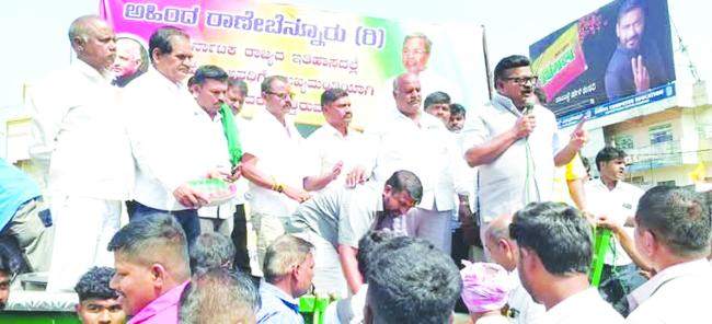 ಚಿಕನ್ ಬಿರಿಯಾನಿ: ಭೋಜನ ಸವಿಯಲು ಮುಗಿಬಿದ್ದ ಸಾರ್ವಜನಿಕರು   ರಾಜಕೀಯ ಧ್ರುವತಾರೆ ಮುಖ್ಯಮಂತ್ರಿಗಳು: ಪ್ರಕಾಶ್ ಕೋಳಿವಾಡ   