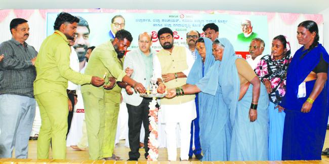 ಪೌರಕಾರ್ಮಿಕರಿಲ್ಲದೆ ಸಮಾಜ ಸ್ವಚ್ಛತೆ ಕಾಣಲು ಸಾಧ್ಯವಿಲ್ಲ- ಪಿ. ರಘು 